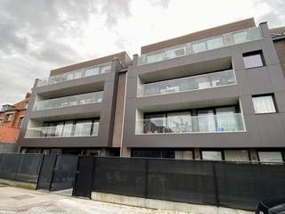 Appartement aan de rustige achterzijde van de residentie, met een lichtrijke en ruime leefruimte en een open, volledig ingerichte keuken voorzien...