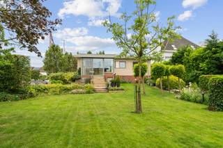Te koop: centraal gelegen villa in centrum Waregem met ruime tuin die een oase van rust en volledige privacy biedt.
<p>Deze architecturale villa bestaat uit 2 verdiepingen waarvan de leefkeuken en de woonuitbreiding zodanig gebouwd zijn dat zij steeds een zicht op de tuin hebben.<br />Er zijn 4 slaapkamers aanwezig en één badkamer. Naast de leefkeuken hebben we ook de gezellige living en eetkamer voorzien van grote licht partijen. <br /><br />Op het dak liggen er ook 36 zonnepanelen die de komende 5 jaar nog 2000 euro per jaar opbrengen, hiermee zijn we redelijk energie onafhankelijk.<br /><br />De EPC waarde kan verbeterd worden zonder grote renovaties door het toevoegen van airco's en een thuisbatterij.</p>
Op de gelijkvloerse verdieping hebben we een ruime garage, wasberging, fietsenberging en ook nog zolder voor extra opslag.<br />
<p>Neem vandaag nog contact op met je ERA-makelaar voor een bezoek.</p>
<p>JOUW DROOMHUIS. ZO GEVONDEN!</p>
