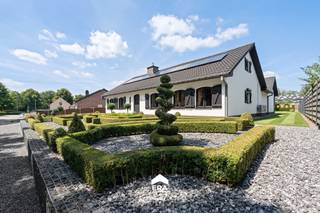 br>Deze charmante gelijkvloerse bungalow bevindt zich in Kleine-Brogel, een deelgemeente van Peer, en ligt in een rustige en...