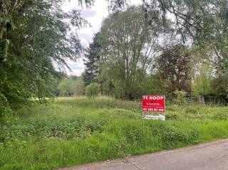 <p>Nieuwe voorwaarden!!!</p><p>Rustig gelegen in een natuurlijke omgeving tussen Schilde en 's Gravenwezel met uitzicht over weilanden.</p><p>Perceel bestemd voor het bouwen van een weekendhuis (type chalets, bungalows) zonder permanente bewoning.<br />Maximaal 60m2 vloeroppervlakte + 20m2 overdekte terras. Hoogte kroonlijst 3,5m, maximale nokhoogte 5m.</p><p>Dit perceel is gelegen aan de buitenrand van Grote Beemd met mooi weids uitzicht en ideale Zuid-West oriëntatie, vlakbij het Antitankkanaal.</p><p>Info: 03/283 83 00 - noord@sinjoor.be</p>