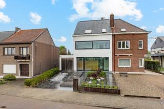 <p><span>Exclusief wonen in Aalst deze indrukwekkende woning op de Ouden Dendermondsesteenweg combineert luxe, ruimte en hoogwaardige afwerking op een uitzonderlijke manier. Gebouwd in 2012 met uitsluitend kwalitatieve materialen en afgewerkt tot in de kleinste details, biedt deze eigendom een unieke woonbeleving voor wie op zoek is naar comfort en elegantie.</span></p><p><span>Met een royale bewoonbare oppervlakte van maar liefst 267 m² geniet u hier van uitzonderlijk ruime leefruimtes en een doordachte indeling. Op het gelijkvloers bevindt zich een lichtrijke en uiterst ruime leefruimte met een luxueus ingerichte open keuken, voorzien van hoogwaardige toestellen en verfijnde afwerking. De talrijke ingemaakte kasten op maat zorgen voor een strakke uitstraling en optimaal gebruik van de ruimte. Verder beschikt het gelijkvloers over een apart gastentoilet en een praktische, ruime berging. Ook buiten werd niets aan het toeval overgelaten. De prachtig aangelegde zuidgerichte tuin vormt een waar verlengstuk van de woning en biedt pure ontspanning dankzij de jacuzzi, sauna en het stijlvolle overdekte terras. Een unieke plek om in alle privacy te genieten van rust en comfort. De eerste verdieping is ingericht als luxueuze mastersuite met een ruime slaapkamer, een exclusieve badkamer, apart toilet, grote dressing en een stijlvolle bureauruimte. Op de tweede verdieping bevinden zich nog twee ruime slaapkamers, beide voorzien van op maat gemaakte inrichting. Daarnaast is er een moderne douchekamer, een apart toilet en een praktische berging/wasplaats. Deze prachtige woning onderscheidt zich door haar uitzonderlijke afwerkingsgraad, hoogwaardige materialen en tijdloze klasse. Een unieke opportuniteit voor wie exclusief en zorgeloos wil wonen in Aalst.</span></p><p><span> </span></p><p><span>Voor meer informatie en/of een bezoek, contacteert u Didier van Immo Zone op het nummer 0476/ 73. 17. 99.</span></p>