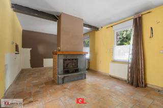 IGL stelt u deze te renoveren driegevel woning met veel ontwikkelingspotentieel voor.<br /><br />De woning bestaat op de gelijkvloers uit een woonkamer, eetkamer en keuken. Op de eerste verdieping, vinden we 3 slaapkamers en een badkamer terug. Aan de zijkant, beschikt de woning over een lange carport waar u 2 wagens kwijt kan. Aan de achterzijde van de woning vinden we enkele stallen terug, met achteraan een tuin.<br /><br />De woning en zijn bijgebouwen bieden tal van originele verbouwingsmogelijkheden enmet zijn ligging tegenover het Beukenbos is dit project gelegen op een rustige, doch strategische locatie! <br /><br />Bent u op zoek naar een leuk verbouwingsproject met veel potentieel en wil je een omgeven zijn door bos en natuur? Neem dan snel contact op met Immo Groot Leeuw voor een bezoek via 02 378 04 44 of via info@immogrootleeuw.be