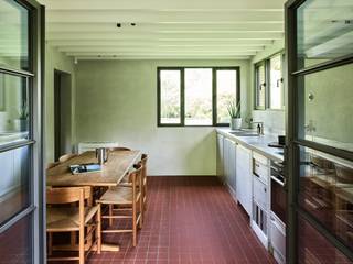 Verborgen parel langs de Leie!Deze art-déco woning (BJ 1939) situeert zich langs de Leie, nabij de overzet op de Afsneesedijkweg, gekend voor de...