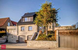 Mooie eigendom in rustige straat. Bestaande uit een inkomhall, grote living met eetplaats en zitplaats (inbouwcassette), ingerichte keuken,...