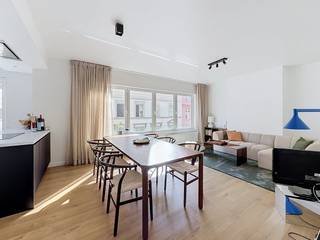 This apartment with two spacious bedrooms is located on the 3rd floor. The apartment is in an extremely quiet location and yet has an easy connection to the main roads. The city center of Ghent is within walking distance. <br /><br />Apartment layout:<br /><br />entrance hall - spacious living room with installed, open kitchen - storage room - bathroom with walk-in shower, double sink and connection for washing machine and dryer - guest toilet - bedroom 1 with terrace - bedroom 2 - basement storage.<br /><br />You have the option to rent a garage box at 100.00 EUR/month. <br /><br />The common costs, in the form of a commission, amount to 150.00 EUR/month and are intended for the maintenance of the common areas as well as an advance on the private consumption of water and heating. <br /><br />Available from 01/03/2025!