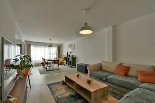 Ontdek dit instapklare appartement op de tweede verdieping, gelegen in het hart van Torhout.<br />De Markt van Torhout bevindt zich op amper 100 meter van het appartement. Daarnaast vindt u winkels, scholen, openbaar vervoer en tal van andere voorzieningen op wandelafstand.<br /><br />Dit appartement biedt niet alleen een fijne woongelegenheid, maar ook interessante investeringsmogelijkheden met een super rendement van 5%. Uw kapitaal groeit zorgeloos dankzij stabiele investeringen en het aantrekkelijke rendement.<br /><br />Bij het betreden van het appartement komt u binnen in een verzorgde inkomhal met gastentoilet. De ruime leefruimte van meer dan 33 m² baadt in natuurlijk licht dankzij de grote raampartijen, wat bijdraagt aan een aangename en open sfeer. Aansluitend bevindt zich de open keuken, volledig uitgerust met alle nodige toestellen om comfortabel te koken. Naast de keuken is er een praktische berging die extra opbergruimte biedt. Het appartement beschikt over twee volwaardige slaapkamers en een modern ingerichte badkamer met inloopdouche, lavabomeubel en spiegelkast.<br /><br />Kortom, een verzorgd en praktisch ingericht appartement op een toplocatie, ideaal voor wie comfortabel wil wonen of investeren in het centrum van Torhout.<br /><br />De vermelde prijs is een richtprijs. Elk bod, hoger of lager, wordt voorgelegd aan de eigenaar, die zich het recht voorbehoudt dit te aanvaarden of te weigeren.