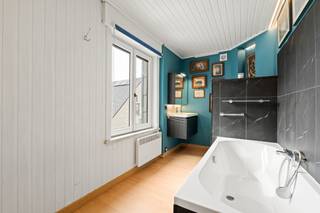 halfopen woning met garage in Nieuwpoort.<br /><br />Deze instapklare gezinswoning biedt een praktische indeling met gezellige leefruimte. Gelegen in de pelikaanstraat geniet u van een aangename woonomgeving met alle voorzieningen binnen handbereik zoals winkels en scholen. De ligging in Nieuwpoort is ideaal voor wie wilt wonen in een stadcentrum maar ook nabij zee en duinen.<br /><br />indeling: inkomhal, woonkamer, keuken met keukeneiland, wasplaats, 2 badkamers, 2 toiletten, koer, berging, garage, 3 slaapkamers, dressing, bureau<br /><br />Troeven:<br />- voorziening voor zonnepanelen<br />- garage<br />- 3 slaapkamers<br />- bureau ruimte<br /><br />Neem vandaag nog contact op met je ERA-makelaar voor een bezoek.<br />0496078210 of sylvie@eraservimo.be<br /><br />JOUW DROOMHUIS. ZO GEVONDEN!