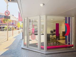 Bent u op zoek naar het ideale commerciële vastgoed om te huren in de regio Schoten? Deze gelijkvloerse kantoorruimte te huur bevindt zich op een absolute toppositie in de bruisende Paalstraat, de meest bekende winkelstraat van de gemeente. Dankzij de centrale ligging profiteert uw onderneming van continue passage en een uitstekende visibiliteit. Wie beslist een kantoor of praktijkruimte te huren in het hart van Schoten, kiest voor een dynamische werkomgeving waar alle voorzieningen en openbaar vervoer zich op wandelafstand bevinden.<br /><br />Met een totale oppervlakte van 84 vierkante meter is deze eigendom uiterst praktisch en flexibel ingedeeld:<br /><br />- Bureauruimte: Een ruime en lichtrijke ontvangst- en werkplek aan de straatzijde met een grote, representatieve vitrine.<br /><br />- Polyvalente tussenruimte: Een veelzijdige zone die eenvoudig ingericht kan worden als extra werkruimte, opslagruimte of vergaderhoek.<br /><br />- Keuken: Een afzonderlijke, functioneel ingerichte keuken voor optimaal comfort tijdens de werkdag.<br /><br />- Sanitair: Een afzonderlijk toilet.<br /><br />- Autostaanplaats: Een private parkeerplaats op het terrein achteraan het gebouw, wat een enorme meerwaarde biedt voor u of uw medewerkers.<br /><br />De huurprijs deze kantoorruimte bedraagt €1.480 per maand en met een maandelijkse provisie van 65 euro.<br /><br />Ben jij geïnteresseerd om dit vastgoed te huren in Schoten? Aarzel dan niet om ons te contacteren.