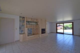 Rustig gelegen en perfect onderhouden woning met vlotte bereikbaarheid, gelegen in de Edmond De Leyestraat te Roeselare, tussen de grote en kleine ring.<br />Indeling gelijkvloers: inkomhal met gastentoilet, lichtrijke woon- en eetkamer voorzien van een gashaard en marmeren schouw. Aansluitend bevindt zich de volledig ingerichte eetkeuken.<br />Verder is er een garage met plaats voor een ruime wagen, alsook de cv-installatie en wasplaats (waterverzachter aanwezig).<br />De woning is uitgerust met rolluiken voor- en achteraan.<br />Op de verdieping bevindt zich een ruime, volledig ingerichte badkamer met ligbad en douche en 3 slaapkamers, elk voorzien van tv-aansluiting.<br />Daarnaast beschikt de woning over een ruime zolder onder het dak.<br />Buiten geniet u van een oprit vooraan, een terras en een aangelegde, zuidwest georiënteerde tuin.<br /><br />Beschikbaar vanaf 1/07/2026