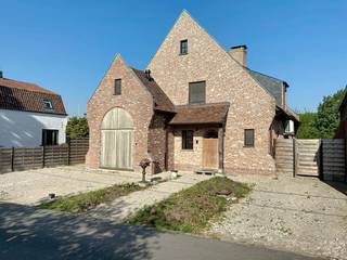 Energiezuinige, klassevolle villa op een perceel van 625 m², bestaande uit een ruime inkomhal met gastentoilet, lichtrijke leefruimte met eet-...