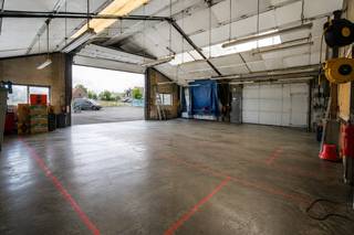 Langs de Menensesteenweg vinden we deze loods met koer en uitweg.
<ul>
<li>Oppervlakte loods: 150m²</li>
<li>oppervlakte bureel, stockage en toilet: 40m²</li>
<li>Koer voor en achteraan: +/- 450m²</li>
<li>Water en elektriciteit aanwezig</li>
<li>Verschillende toepassingen mogelijk</li>
</ul>
<br />Vrij vanaf 1 juli <br />Huurprijs te verhogen met kosten verbruik en onroerende voorheffing.