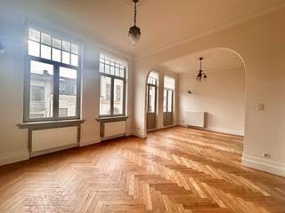 Prachtig 1-slpk appartement in het OOST-KASTEEL te ZURENBORG, gelegen op de tweede verdieping! <br /><br />Gezellig appartement, voorzien van hoogwaardige elementen zoals natuursteen(marmer) , parket vloeren.<br />De karaktervolle living bestaat uit 2 delen, met aan de ene kant een geïnstalleerde open keuken en eetgedeelte.<br />In de keuken vindt u een oven, koelkast, 4 pits gas kookplaat en een grote wasbak! <br /><br />De badkamer heeft een bad, douche en een lavabo.<br />Het appartement beschikt verder over een apart toilet en een berging.<br /><br />Je kan je ontspannen op het gemeenschappelijk dakterras, gelegen op de 6de verdieping, waar je ook kan genieten van de fitnessruimte met sauna en uiteraard een fenomenaal zicht op de stad.<br /><br />Fietsenberging voorzien! <br /><br />Huurprijs €1.150- /maand + €175,- provisie gemeenschappelijke kosten <br /><br />Elektriciteit en gas zijn individueel. Water individueel via tussenmeters.<br /><br />Direct beschikbaar! <br /><br />Maak snel een afspraak voor een bezoek ter plaatse! <br /><br />NOOT: het appartement op de derde verdieping wordt momenteel volledig geschilderd, bleke kleur, de foto's zijn van het appartement op de vierde verdieping. Beide appartementen zijn identiek hetzelfde.