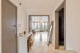 <p><span>Tienen: Modern en recent gerenoveerd appartement met 2 slaapkamers</span></p><p><span> </span></p><p><span>Dit ruime en recent gerenoveerde appartement van 101m² is gelegen in het hart van Tienen en biedt alles wat u nodig heeft voor een comfortabel woongenot. Het appartement is gelegen op de vierde verdieping wat tevens het hoogste verdiep is. </span></p><p><span>We betreden het appartement via een ruime inkomhal, die toegang biedt tot de lichtrijke woonkamer met aansluitende vernieuwde keuken. Aan de andere kant van het appartement vinden we 2 ruime slaapkamers waarvan de masterbedroom eveneens toegang heeft tot een terras op het oosten. De badkamer werd eveneens recent vernieuwd en voorzien van een aangename douche, de was aansluitingen werden hier ook ondergebracht. </span></p><p><span>Om het appartement te vervolledigen werd er eveneens voorzien in een kelderberging en 2 autostaanplaatsen (achter elkaar). </span></p><p><span>Bent u op zoek naar een ruim appartement in het centrum van Tienen? Zoek niet verder en maak vandaag nog een afspraak! </span></p><p><span> </span></p>