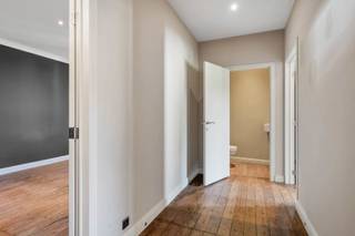 <p>Dit appartement is gelegen in centrum Baasrode, op wandelafstand van scholen, openbaar vervoer, winkels en wandel- en fietspaden nabij de Schelde. Indeling: Op de eerste verdieping is er een hal, een zeer ruime slaapkamer met eigen dressing, een gastentoilet en nog twee volwaardige slaapkamers. Op de 2e verdieping is er een grote open ruimte met leefruimte, zithoek en een volledig geïnstalleerde keuken. Verder is er een badkamer met ligbad met douchemogelijkheid, wastafel en een tweede toilet. Tot slot is er een mezzanine, die kan gebruikt worden als volwaardige kamer en kan worden ingericht naar wens. TROEVEN: lichtrijk en ruim appartement met unieke loft-ervaring, 3 ruime slaapkamers, gelegen in hartje Baasorde. Info/bezoek? Contacteer Charlotte van IMMO TROEF: info@immotroef.be</p>