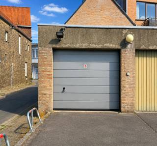 Closed garage box located along the Stationsstraat in the center of Gistel. Dimensions: 5m x 2.75m<br /><br />Pros: <br />- ideal as an investment<br />- right in the center<br />- closed garage box<br />- possibility to purchase multiple garage boxes<br />- lighting available <br /><br /><br /><br />Register of measures: no