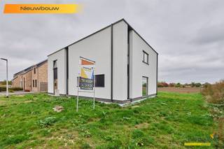 Maison jumelée BEN de construction récente à Reppel !La maison dans son état actuel comprend : * Coupe-vent* Ventilation de type D* Un niveau E de...