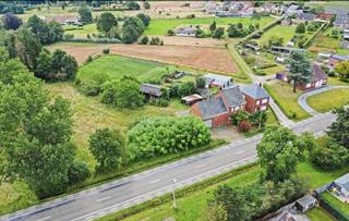 Deze te renoveren hoeve bevindt zich op een perceel van 1 hectare 15 are en dit gedeeltelijk in een bouwzone en gedeeltelijk in agrarisch gebied...
