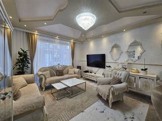 IN OPTIE! Woning met 3 slpks en veranda De woning is zeer centraal gelegen en nabij winkels, openbaar vervoer, scholen, Bisschoppenhof park en...