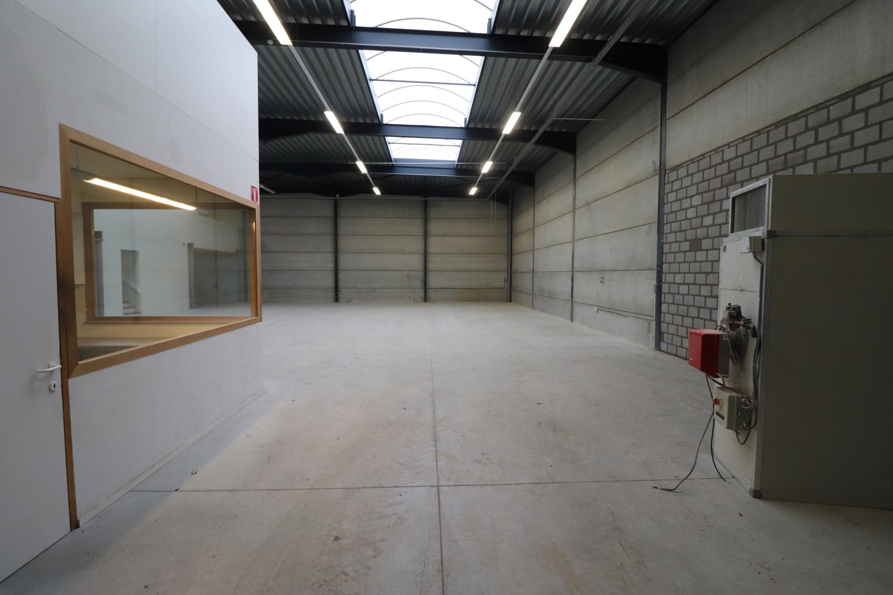 KMO-UNIT VAN 500M² MET BIJHORENDE KANTOREN. INDUSTRIEZONE MERKSPLAS - foto 2