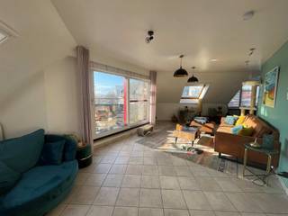 

	
		
		
		
	
	
		<p><span>Appartement très spacieux avec vue imprenable </span></p><p><span> </span></p><p><span> </span></p><p><span>Classification :</span></p><p><span> </span></p><p><span>Par l'ascenseur, vous entrez dans l'appartement situé au 3ème étage. Le salon spacieux est très lumineux grâce aux nombreuses fenêtres. Grâce à son grand espace, vous pouvez facilement diviser l'espace de vie en un espace TV et un espace salle à manger. Par la fenêtre coulissante, vous pouvez accéder à la terrasse orientée sud-ouest qui offre une vue magnifique sur Dijle, Sint-Romboutstoren et la ville de Malines. Ensuite, vous avez la cuisine qui est entièrement équipée avec lave-vaisselle, plaque de cuisson, micro-ondes, four et réfrigérateur. Il y a 2 grandes chambres à l'arrière de l'appartement. La salle de bain est compacte mais dispose d'un lavabo, d'une baignoire et d'une douche. Il y a aussi des toilettes séparées pour les invités ainsi que 2 salles de rangement supplémentaires.  Une grande sensation d'espace a été créée, entre autres, par de grandes fenêtres et une bonne orientation. </span></p><p><span> </span></p><p><span>Il y a aussi la possibilité d'acheter l'appartement meublé. </span></p><p><span> </span></p><p><span>L'environnement :</span></p><p><span> </span></p><p><span>Cet appartement est situé à proximité de la vie trépidante de la ville de Malines. Le marché aux poissons, la Grote Markt et le Bruul sont à quelques pas. La gare de Malines est située à distance de vélo, les transports publics à distance de marche, près de l'E19. Ce quartier dispose d'un large éventail d'installations, telles que des garderies, des écoles, des magasins, des supermarchés, des salles de jeux, des installations sportives et récréatives. </span></p><p><span> </span></p>
