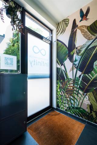 <p><span>Zoekt u een zorgeloze investering in centrum Schilde? Aan de Schoolstraat 4 - Net om het hoekje van de Turnhoutsebaan vindt u deze verhuurde kantoren/praktijkruimte. <br />De stabiele huurders zoeken een nieuwe verhuurder om hun Coaching- &amp; psychologen praktijk verder uit te baten. </span></p><p><span> </span></p><p><span>Kantoor/Praktijk : Inkomhal met wachtruimte, apart toilet en toegang tot de kelder. Een keuken en 2 behandelruimtes/kantoren achteraan. Overdekte staanplaats (carport inbegrepen) </span></p><p><span>Huur : 1375,00 per maand inclusief 30,00 euro kosten of 5,87% Bruto rendement. Onroerende voorheffing/kadastraal inkomen wordt betaalt door de huurder.<br /><br />Pluspunten :</span></p><p><span>- Centrum locatie </span></p><p><span>- Stabiele huurders die wensen te blijven </span></p><p><span>- Mooi rendement </span></p><p><span> </span></p><p><span>Komt u kijken? <span>george@sinjoor.be</span></span><span> of 03 283 05 00<br /><br /><br /></span></p>