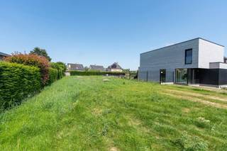 Deze moderne nieuwbouwwoning in Berlare bouwen we op fietsafstand van winkels en scholen, en op slechts 1 km van een bushalte. Natuurliefhebbers komen hier volop aan hun trekken: het natuurreservaat Berlare Broek ligt op slechts 400 meter afstand, en ook recreatiedomein Nieuwdonk en het Donkmeer zijn vlakbij.
Deze vrijstaande woning biedt een hedendaags ontwerp en omvat een inkomhal met toilet, een lichtrijke woon- en eetkamer, en een open keuken met aansluitend een ruime berging. Daarnaast is er een tuinberging en een overdekte parking. Op de eerste verdieping bevinden zich drie slaapkamers, een badkamer met bad, inloopdouche en dubbele wastafel, een apart toilet, en een extra berging. De ruime tuin van 697 m² biedt volop mogelijkheden om te genieten van het buitenleven.
Deze moderne nieuwbouwvilla combineert strakke architectuur met grote raampartijen en hoogwaardige materialen, zoals de helderwitte gevelsteen Wienerberger Imperium Albius en zwarte PVC-ramen, voor een stijlvolle en eigentijdse uitstraling. Dankzij de warmtepomp, vloerverwarming en zonnepanelen geniet je van een energiezuinige woning met een E-peil van 10, wat zorgt voor een lage energiefactuur.
Interesse in dit project? Contacteer nieuwbouwadviseur Dominic of download de projectbrochure.
Een kijkje nemen? Je vindt de locatie tussen Koolstraat 19 en 27.