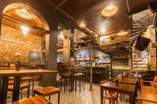 Café Carlisse bevindt zich op de het Ladeuzeplein te Leuven. De zaak staat over te nemen (handelsfonds of overname aandelen).<br /><br />Dit legendarisch café, dat reeds jaren een begrip is in de Leuvense Horeca, staat gekend voor zijn gezellige drukte, lekkere dranken en fijne eetkaart. <br /><br />De grootste troef is het zonovergoten terras waar het in de zomermaanden lang vertoeven is.<br /><br />Zin om de HoReCa in te stappen en een goede zaak verder te zetten? Neem contact op via 016/58.52.60.