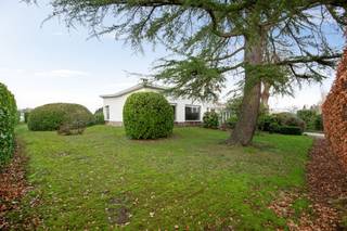 Op een gegeerde locatie in Duffel vinden we deze open bebouwing uit 1964, een woning die doorheen de jaren steeds met zorg werd onderhouden en...