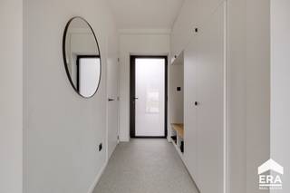 [[ DIT PAND NEEMT DEEL AAN DE ERA OPEN HUIZEN DAG OP 6/12 VAN 9:30 TOT 10:30 ]]
<p>Ontdek deze gerenoveerde, instapklare eengezinswoning uit 1956, gelegen in een rustige, doodlopende straat in Mol. De woning werd recent grondig vernieuwd naar de hedendaagse normen. Met een doordachte, praktische indeling en ruime opzet staat deze woning garant voor comfortabel wonen.</p>

<p><strong>Troeven:</strong></p>

<ul><li>Instapklare, gerenoveerde woning – volledig gestript en met zorg opnieuw opgebouwd</li><li>Gunstig EPC label (B)</li><li>Vloerverwarming + airconditioning </li><li> 4 slaapkamers (mogelijkheid tot 5, na omvormen van de bureauruimte naar gelijkvloerse slaapkamer) </li><li>Zolderverdieping werd afgewerkt en ingericht als 2 extra slaapkamers</li><li>Veel natuurlijke lichtinval dankzij grote ramen</li><li>Tuin met privacy en mogelijkheden voor inrichting, voorzien van garage</li><li>Gelegen in een rustige doodlopende straat</li><li>Ideale ligging nabij centrum van Mol, invalswegen, scholen, winkels en openbaar vervoer</li></ul>

<p><strong>Indeling:</strong></p>

<ul><li>Gelijkvloers: Inkomhal voorzien van inbouwkasten en gastentoilet, woonkamer, lichtrijke keuken, berging/wasplaats, bureauruimte</li><li>1ste verdieping: 2 ruime slaapkamers, moderne badkamer met douche, bad en dubbele wastafel</li><li>Zolderverdieping: 2 extra (slaap)kamers voorzien van airco</li></ul>

<p>Bent u op zoek naar een woning met karakter, comfort en ruimte? Dan is deze woning precies wat u zoekt! Neem vandaag nog contact met ons op voor een bezichtiging.</p>