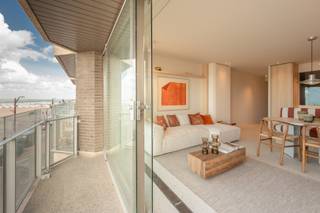 Res. Claridge.<br />Uiterst luxueus gerenoveerd appartement op Zeedijk-Het Zoute, genietend van aangenaam zeezicht en uitstekende ligging tussen Albertplein en Zeedijk-Het Zoute.<br />Lichtrijke woonkamer en open keuken met alle comfort, uitgevend op terras. Slaapkamer met zeezicht voorzien van ingemaakte kasten, met aanpalende op badkamer met douche, lavabo en toilet. Tweede kamer met ingemaakte kasten en dubbel bed. Afgewerkt met de meest kwalitatieve materialen, een absolute parel! <br />Mogelijkheid tot aankopen autostaanplaats in naburige residentie. Conciërge aanwezig in het gebouw. <br />Ref. A723CCC