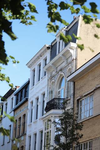 Lichtrijk en rustig appartement met unieke raampartijen.
Welkom in de Ooievaarstraat, een rustige straat in Antwerpen-Noord. Hier kom je thuis in alle rust, zonder in te boeten op alles wat het stadsleven zo aantrekkelijk maakt. Achter een prachtige gevel bevindt zich, op de tweede verdieping van dit kleinschalige gebouw, een lichtrijk appartement boordevol karakter en authentieke elementen.
Troeven van het appartement:
Een echte eyecatcher aan de voorgevel: een grote raampartij met een unieke, ronde vorm die het appartement een bijzondere uitstraling geeft.
Hoge plafonds en authentieke houten vloeren zorgen voor extra karakter en een heerlijk gevoel van ruimte.
Een zeer ruime keuken en leefruimte, ideaal om gasten te ontvangen en samen te genieten.
De bureauruimte kan tot een tweede slaapkamer gemaakt worden.
Een subtiele niveauverdeling: dankzij een kleine trap worden de keuken en leefruimte op een natuurlijke manier gescheiden van het private gedeelte met slaapkamer, badkamer, wasruimte en toilet. Toch blijven de verschillende ruimtes mooi met elkaar verbonden.
Een oase van rust in een bruisende buurt. Je geniet hier van opvallend weinig geluid, zowel van buren als van de stad.
Twee terrassen en een overvloed aan natuurlijk licht.
Het terras aan de voorzijde geniet zowel van een streepje ochtend- als avondzon. Het terras aan de slaapkamer baadt dan weer van de ochtend tot de late namiddag in de zon.
Een inkomhal met authentieke elementen en charmante tegels, aangevuld met een gemeenschappelijke fietsenstalling in het gebouw.
Ligging:
Een buurt die bruist. In de omgeving openen regelmatig leuke, nieuwe zaakjes zoals Butchers Coffee, Bar Chapel en Stek. Bovendien zijn er plannen voor de verdere vernieuwing van de Stuivenbergsite. Ook het Krugerplein en Park Spoor Noord liggen op slechts een korte wandeling.
Het Centraal Station ligt op wandelafstand en een nieuw aangelegd pleintje vlak aan het gebouw zorgt voor extra groen.