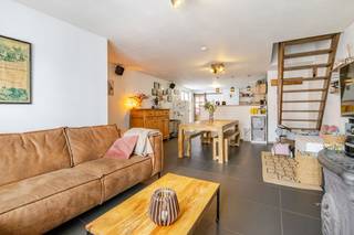 <p><span>Charmante woning met grote buitenruimte en loods!</span></p><p><span>Deze woning is gelegen nabij het dorpscentrum in Kalken.</span></p><p><span>Er zijn 2 woningen, waarvan 1 is verhuurd.</span></p><p><span>Woning 165 omvat op het gelijkvloers een inkomhal, een ruime en lichtrijke woonkamer met open keuken, een ingerichte badkamer met douche, wastafel en toilet, een slaapkamer en een grote bergruimte. Op de eerste verdieping is er een grote super gezellige slaapkamer. Verder is er een aparte leefruimte of bureau met aansluiting naar de ingerichte tuin of het terras.</span></p><p><span>Erachter is nog een grote loods die bereikbaar is via een oprijlaan en een grote open buitenruimte.</span></p><p><span>Bent u op zoek naar opslagplaats en voldoende buitenruimte, dan is deze woning zeker interessant voor u!</span></p><p><span>Neem contact op om uw bezoek te plannen.</span></p><p><span>EPC 358 kWh/(m²jaar), uc 3931646 (geen renovatieplicht); EPC 606 kWh/(m²jaar), uc 3931670; renovatieplicht aanwezig.</span></p><p><span>Si in aanvraag; P-score A, G-score A; </span><span>Bestuursmaatregelen in het maatregelenregister: nee.</span></p>
