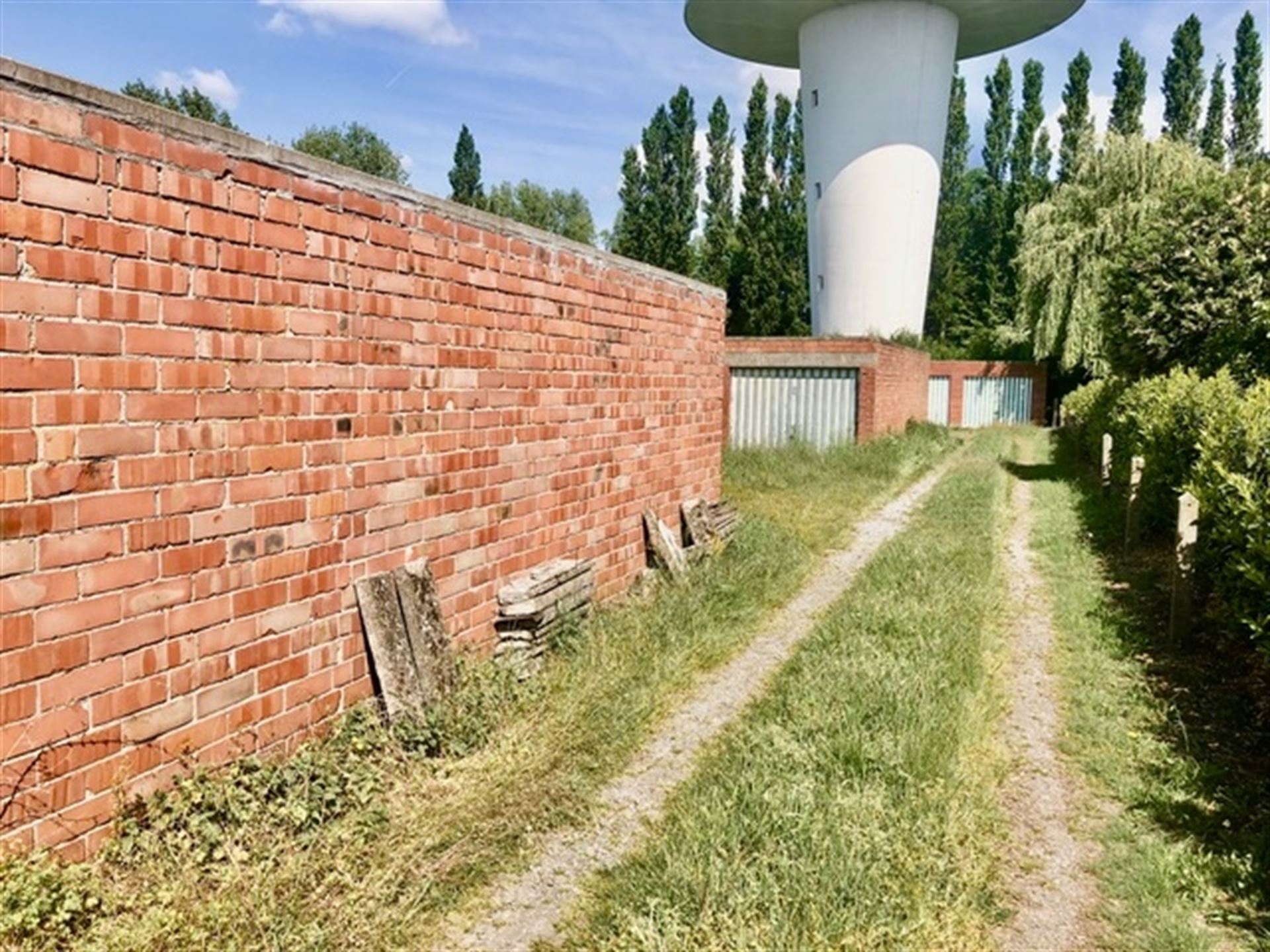 Bouwgrond met 11 garages - foto 2