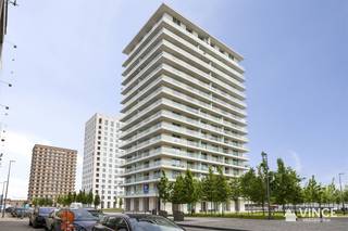 <p>Welkom in dit bijzondere appartement aan de Kattendijkdok Westkaai in hartje Antwerpen.<br />Dit moderne woonoppervlak van 123 vierkante meter, gelegen op de gelijkvloerse verdieping, biedt u de perfecte combinatie van comfort en toegankelijkheid.<br /><br />Met een ruime woonkamer, een goed uitgeruste keuken en twee sfeervolle slaapkamers is dit appartement ideaal voor zowel eenpersoonshuishoudens als koppels die op zoek zijn naar ruimte en licht.<br />U kunt ook genieten van de zorgvuldig ontworpen badkamer, uitgerust met moderne voorzieningen die aan al uw behoeften voldoen.<br /> </p>

<p>Een van de vele voordelen van dit appartement is de directe toegang tot de garage, wat het dagelijkse leven aanzienlijk vergemakkelijkt. Bovendien is er een garagebox bij te huren voor € 150 per maand.<br /><br /><br />U ervaart hier het gemak van wonen in een eigentijdse omgeving, in een gebouw dat in 2015 is opgeleverd.<br /><br />De nabijheid van het bruisende stadsleven en de vaak voorkomende evenementen aan de kade maken van deze locatie een ware hotspot.<br />Dit instapklare appartement biedt het beste van twee werelden: de rust van een woonwijk en de levendigheid van de stad.<br /><br />Laat deze kans niet liggen en plan snel een bezichtiging om de mogelijkheden van dit mooie appartement zelf te ervaren.</p>