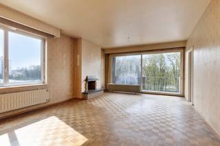 Het appartement is gelegen op de 2de verdieping van een zeer verzorgd gebouw en is vlot bereikbaar met de lift.Bij het betreden van het appartement wordt u verwelkomd in een ruime inkomhal die is uitgerust met ingemaakte kasten. Vanuit de hal bereikt u de gezellige leefruimte, die dankzij de grote raampartijen van veel lichtinval geniet. Aansluitend vindt u de ruime keuken die tal van mogelijkheden biedt voor een moderne herinrichting. Verder zijn er maar liefst 3 slaapkamers, wat zeldzaam is voor deze prijsklasse. Verder beschikt het appartement over een badkamer en een apart gastentoilet. Als extra troef hoort er bij dit appartement een handige kelderberging en en een eigen garageplaats met privatieve poort (in een gedeelde garagebox), ideaal voor het veilig parkeren van uw wagen of het stallen van fietsen.Bijzonderheden: - Kelderberging én garageplaats inbegrepen- Super veel potentieel- Halfopen karakter- Verzorgd gebouwDit te renoveren appartement te koop is een buitenkans voor wie zelf de handen uit de mouwen wil steken of een slimme investering zoekt. Bent u geïnteresseerd om dit vastgoed te kopen in Merksem? Aarzel dan niet om ons te contacteren. Het Dewaele vastgoedkantoor van Merksem te Lambrechtshoekenlaan 183 staat graag tot uw dienst. Had u graag een gratis schatting van uw eigendom via ons immokantoor? Bel ons voor een vrijblijvend gesprek of mail naar maxime.weyler@dewaele.com.Bestuursmaatregelen in het maatregelenregister: nee