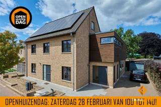 Deze zéér ruime woning met diverse mogelijkheden is gelegen op een mooi perceel van 7a86ca, in een rustige straat en toch pal in het centrum...