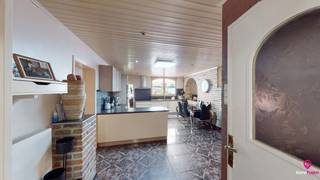 <p>Bij ImmoFusion 7/7 “open huis” : klik op onze 3D-TOUR.</p>
<p>Ervaar vastgoed alsof je er zelf doorloopt!</p>
<p><br /><br />Op zoek naar een woning met veel ruimte? Met daarbij heel wat verschillende ruimtes om ’s avonds gezellig in de zetel te zitten? Dan moet je zeker hier even halt houden in de Lobbert, een rustig gelegen straat waar in principe enkel uw naaste buren passeren. In uw nieuwe achtertuin zie je het Sint-Franciscusziekenhuis. Misschien werk je daar ooit wel en kan je met de koffie in de hand naar het werk wandelen? En hou u klaar voor een stevige wandeling bij een bezoekje, er zijn 5 slaapkamers, 3 badkamers en 4 woon/zitruimtes!</p>
<p></p>
<p>Links van de woning is er een inrit tot achteraan met ook rechtstreeks toegang tot de tuin. Vooraan heb je eerst een inkomhal die leidt naar een 1ste woonkamer. Deze mooie, grote ruimte kan je eventueel als handelszaak inrichten indien je dat kan gebruiken. En veel moet je daar niet voor inboeten, want er volgen dus nog heel m² woonoppervlakte! Achter deze woonkamer heb je nog een tussenruimte die je ook weer naar eigen voorkeur kan inrichten. Vervolgens komen we uit in een centrale hal die in verbinding staat met de keuken, de (hoofd)badkamer en een bergplaats (voormalige garage). In deze laatste is er achteraan nog een kleinere badkamer met toilet, badmeubel en douche. Erg praktisch natuurlijk, zo een extra badkamer. In de hoofdbadkamer heb je ook een toilet en badmeubel met lavabo, maar dit keer met een ligbad. Als je in de keuken uitkomt, merk je dat hier één grote ruimte gemaakt is samen met de woonkamer. Dit zal waarschijnlijk de feitelijke woonruimte zijn waar je het liefst achteruit in de zetel ligt. Tegelijkertijd heb je zicht op uw nieuwe tuin met eerst nog een overdekt terras. De keuken is prachtig uitgerust met veel kastruimte en hier ervaar je een aangenaam ruimtelijk gevoel. Een gezellige ontbijthoek maakt het geheel af. Meteen naast de keuken is er nog een polyvalente ruimte. Eventueel geschikt als grote berg/wasplaats? Of misschien kan je wel een extra slaapkamer gebruiken op het gelijkvloers? Zeker groot en gezellig genoeg om dat hier in te richten. En nog zijn we niet uitgepraat op het gelijkvloers want achter de keuken is er nog een sas naar nog een zitruimte. Momenteel een beetje een combinatie van extra tv-ruimte en bureel. Maar ook hier weer, perfect in te richten naar eigen voorkeur, zoals weer eventueel een gelijkvloerse slaapkamer.</p>
<p></p>
<p>De slaapkamers zijn verdeeld over de 2<sup>e</sup> en 3<sup>e</sup> verdieping. Op de 2<sup>e</sup> verdieping liggen er 4 slaapkamers en nog een extra badkamer die opnieuw volledig uitgerust is met een toilet, lavabo en douche. Dat is meteen ook de 3<sup>e</sup> badkamer, geen lange wachtrijen ’s morgens dus! De 5<sup>e</sup> slaapkamer ligt op de 3<sup>e</sup> (dak)verdieping. Eerst heb je hier nog een tussenruimte en daarlangs de slaapkamer met dakvenster. Ideaal voor de al iets oudere zoon/dochter die graag wat privacy heeft. Heel wat woonruimte dus wat deze woning te bieden heeft! Achteraan heb je nog een gezellige tuin met veel zon (zuidoost gericht) en een overdekt terras voor als het Belgische zomerweer het laat afweten. Met het Sint-Franciscusziekenhuis in het zicht weet je dat je hier in hartje Berkenbos woont met ook de populaire Koolmijnlaan op fietsafstand. <br /><br />Pluspunten:<br /><br />- Zeer ruime woning<br />- Rustige woonomgeving<br />- Handelsruimte mogelijk<br />- Tuin met overdekt terras<br />- Zuidoostelijke oriëntatie<br />- Vlakbij het St-Franciscusziekenhuis<br />- Koolmijnlaan met winkelcentrum Cité op 2km<br />- Scholen op wandelafstand<br />- In hartje Berkenbos<br /><br /><br /></p>
<p><span>Voor een bezichtiging ter plaatse of meer info, bel ons op 078/78.78.70, of kom gewoon binnen op ons kantoor, steeds welkom!</span></p>