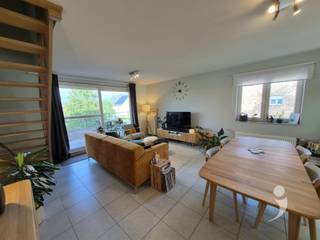 <p><span>Magnifique duplex dans le centre du village de Veltem (Herent) à distance de marche des besoins quotidiens. </span></p><p><span>Le spacieux duplex dispose d'un grand salon avec une cuisine ouverte équipée comprenant un four, une plaque de cuisson en céramique, un réfrigérateur, une hotte aspirante, un double évier et de nombreux placards intégrés.</span></p><p><span>À côté de cette cuisine, il y a aussi un grand débarras avec de la place pour un lave-linge, un sèche-linge et un congélateur.</span></p><p><span>Au premier étage, nous trouvons 2 grandes chambres, ainsi qu'une salle de bains entièrement équipée avec baignoire. </span></p><p><span>L'appartement dispose de 2 toilettes. À l'arrière, il y a une terrasse sympa. </span></p><p><span> </span></p><p><span>Inclus dans le loyer, un emplacement de stationnement souterrain et une cave sont prévus. </span></p><p><span>Disponible au plus tard à partir du 15/01/2027. </span></p><p><span>Pas de contrats de location à court terme.</span></p><p><span> </span></p><p><span>Les charges communes s'élèvent à 70 euros.</span></p><p><span> </span></p><p><span>Intéressé ? Demandez votre visite via notre site web.</span></p>