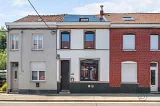 <p>Volledig gerenoveerde woning – Modern comfort en uitstekende energieprestaties<br /><br />Gelegen in een bijzonder gegeerde straat in Luingne, wacht deze charmante woning, volledig gerenoveerd met kwalitatieve materialen, op haar nieuwe eigenaars. Hier zijn geen werken meer nodig: u hoeft enkel uw meubels te plaatsen en meteen te genieten van het comfort van een recente renovatie.<br /><br />Bij het binnenkomen ontdekt u een uitnodigende inkomhal die leidt naar een ruime en lichtrijke leefruimte met open indeling en een grote, volledig uitgeruste keuken met eethoek. Op het gelijkvloers bevinden zich eveneens een moderne badkamer met bad en douche, een apart toilet, een kelder en een polyvalente ruimte die perfect kan dienen als bureau, thuiswerkruimte of speelkamer.<br /><br />Op de eerste verdieping geeft de nachthal toegang tot twee mooie slaapkamers met aangename volumes.<br /><br />Op de tweede verdieping werd de zolder volledig ingericht als een ruime extra slaapkamer.<br /><br />Buiten geniet u van een aangenaam terras en een volledig omheinde, ideaal georiënteerde tuin, perfect om te ontspannen met familie en vrienden.<br /><br />Troeven die het verschil maken:<br /><br />* Recente en kwalitatieve renovatie<br />* Uitstekende energieprestaties<br />* Zonnepanelen<br />* Warmtepomp<br />* Recent vernieuwd dak<br />* Recent vernieuwd plat dak<br />* Recente ramen<br />* Gegeerde en rustige ligging<br /><br />Een unieke kans voor wie op zoek is naar comfort, moderniteit en rust. Een bezoek is absoluut de moeite waard!</p>