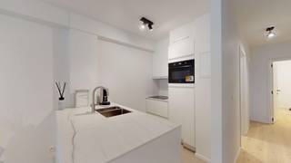 Dit appartement op de eerste verdieping beschikt over een open leefruimte met een aangename lichtinval. De leefruimte sluit aan op de open keuken, die praktisch is ingericht.<br />De slaapkamers zijn rustig gelegen en afgewerkt in neutrale kleuren.<br />Een instapklare woonst met een logische en comfortabele indeling.