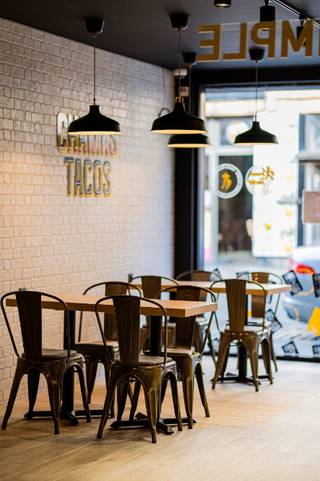 Deze vernieuwde handelsruimte, gelegen in de Bevrijdingslaan 41 in Gent, biedt een oppervlakte van 155 m² en bevindt zich op een goed bereikbare locatie in een levendige stadsomgeving. Het pand werd recent volledig gerenoveerd, waardoor het in een verzorgde en instapklare staat verkeert. Momenteel is de handelsruimte verhuurd aan 1.650 euro per maand, wat zorgt voor een onmiddellijk en stabiel huurrendement voor de toekomstige eigenaar.<br /><br />De opsplitsing tussen het handelspand en de bovenliggende woning is momenteel in uitvoering. Dankzij de combinatie van de recente renovaties, de oppervlakte en de bestaande huurbezetting vormt dit pand een solide en zorgeloze vastgoedopportuniteit in Gent.<br /><br />EPC C: 20231109-0003035445-KNR-1<br /><br /><strong>Voor meer info en/of bezoek bel mij vandaag nog op 0472/50.08.58 - Mohamed</strong>
