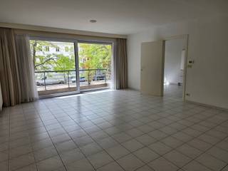 Ruim, lichtrijk appartement gelegen in Residentie Langhemeere op de Veemarkt te Kortrijk! Bestaande uit hal met apart toilet, gezellige ruime living met aansluitend zuid-gericht en super aangenaam terras. Aparte keuken met eethoek en naastliggende berging met wasplaats. Er zijn 2 slaapkamers met elk toegang tot het achterliggend terras met zicht op een groen pleintje. Tevens 2 badkamers aanwezig! Ondergrondse dubbele garagebox en kelderberging inbegrepen in de prijs. Het appartement werd zopas volledig opnieuw geschilderd, voorzien van gordijnen en nieuwe condensatieketel. Prachtig zicht op de Veemarkt, rustig gebouw en op wandelafstand van onder andere de Grote Markt, winkelgebied en Station. Kortom een topper in zijn prijsklasse!!!