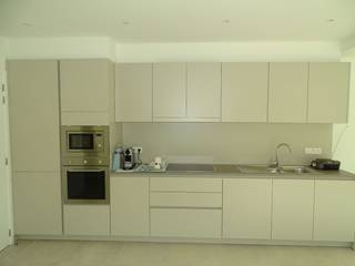 <p><strong>SINT-IDESBALD - Residentie Mary Celeste</strong></p>
<p><u><strong>Het gelijkvloers appartement nr. GV.01 bestaat uit:</strong></u> een inkomhall met afzonderlijk toilet, een ruime woonkamer met open en volledig ingerichte keuken met directe toegang tot het zonneterras (8,70 x 2,50) en tuin (8,9m diep) met tuinhuisje. Een afzonderlijke berging, een badkamer met inloopdouche en twee slaapkamers. Individuele centrale verwarming op gas.<br />Huurprijs: €1200/maand - syndicuskosten inclusief. Enkel te bezoeken op afspraak.<br /><br /><br /> </p>