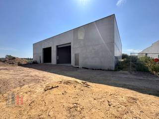 Nieuwbouw KMO-unit van 192 m² en 2 privatieve parkeerplaatsen te koop in Aartrijke. De geïsoleerde casco magazijnruimte (brandklasse C) is opgebouwd...