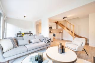 Penthouse unique de 2 chambres avec une terrasse de 63m² offrant une vue imprenable ! Profitez du summum du confort et du luxe dans cet...