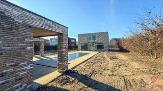 <p>Exclusieve architecturale nieuwbouwvilla met zwembad en poolhouse in het groene hart van Bolderberg!</p>
<p>In een rustige doodlopende straat in het gegeerde Bolderberg te Heusden-Zolder, bevindt zich deze uitzonderlijke nieuwbouwvilla met een bewoonbare oppervlakte van 333 m² op een perceel van bijna 12 are. Op wandelafstand van Domein Bovy, vlakbij Circuit Zolder en met een vlotte verbinding naar de autosnelweg, woont u hier in alle rust met een uitstekende bereikbaarheid.</p>
<p>Deze woning werd gerealiseerd als volwaardige passiefwoning met een E-peil onder 0 en combineert vooruitstrevende technieken met tijdloze architectuur. Met 35 zonnepanelen van 500 Wp per stuk, aluminium ramen en doorgedreven isolatie geniet u van uitzonderlijk lage energiekosten en maximaal wooncomfort. Bovendien is de woning overal voorzien van vloerverwarming, wat zorgt voor een aangenaam en gelijkmatig warmtecomfort in elke ruimte.</p>
<p>Vanaf het eerste moment maakt deze villa indruk. U wordt verwelkomd via een stijlvolle pivotdeur die uitgeeft op een royale inkomhal met een uitzonderlijk brede gang die visueel wordt doorgetrokken tot achteraan de woning. Deze centrale as creëert niet alleen een gevoel van ruimte en rust, maar versterkt ook de architecturale beleving van het geheel.</p>
<p>Aan de linkerkant bevindt zich een technische ruimte die tevens plaats biedt voor een bureauruimte, ideaal voor wie van thuis uit werkt. Aan de rechterzijde vindt u een vestiaire en een gastentoilet. Via een praktische zijdeur bereikt u rechtstreeks de keukenruimte.</p>
<p>De lichtrijke leefruimte staat in directe verbinding met het buitengebeuren. Grote raampartijen geven uit op het ruime terras en de tuin met een prachtig zicht op het zwembad. Het grote terras, aansluitend op de tuin en het zwembad, vormt een ideale plek om gasten te ontvangen en volop te genieten van zonnige dagen in alle privacy. De eiken parketvloer is voorzien in zowel de leefruimte als de slaapkamers en is inbegrepen in de prijs. De trap vormt één van de absolute eyecatchers van de woning: een architecturaal statement dat verfijnd wordt afgewerkt in parket, waarbij ook de kleine tredes zorgvuldig in parket worden bekleed voor een harmonieus en luxueus geheel.</p>
<p>Op de verdieping wordt de ruimte optimaal benut. De masterbedroom beschikt over een eigen dressing en een aparte privébadkamer. Aan de andere zijde bevinden zich drie volwaardige slaapkamers met een tweede badkamer.</p>
<p>Buiten wordt het wooncomfort verder doorgetrokken. Het verwarmde zwembad van 3,30 m op 9,30 m, uitgerust met een automatisch rolluik dat met één klik bediend wordt, vormt het stralende middelpunt van de tuin. Het poolhouse is volledig ingericht en beschikt reeds over een toilet en inloopdouche, een technische ruimte, een bar/keukenruimte en voorzieningen voor een buitenjacuzzi en infraroodcabine, een volwaardige wellnessbeleving aan huis. Daarnaast wordt er nog een stijlvolle carport gerealiseerd met een hoogwaardige houtafwerking in afromosia, die perfect aansluit bij de architectuur van de woning.</p>
<p>Voor wie deze woning aankoopt als eerste en enige eigen woning geldt een verlaagd tarief van 2% op de registratierechten. Er wordt geen btw toegepast.</p>
Pluspunten:<br />- Aankoop aan 2% RR mogelijk!<br />- Nieuwbouw villa met zwembad en poolhouse!<br />- 5 Airco's van LG;<br />- 35 zonnepanelen;<br />- Verwarmd zwembad met elektrische rolluiken!<br />- Poolhouse met wc, douche en kitchenette;<br />- Doodlopende straat;<br />- Op wandelafstand van Domein Bovy;<br />- Energiezuinig wonen; Passiefwoning;<br />- Bewoonbare opp. 333m²;<br />- 4 ruime slaapkamers en 2 badkamers;<br />- Volledige domotica-installatie van Q-Bus;<br />- Verwarming op aardgas;<br />- Overal vloerverwarming!<br />- 250L warmwaterboiler!<br />- Carport met afromosia houtafwerking in uitvoering!<br /><br />Voor een bezichtiging of meer informatie; Bel ons op 078/78.78.70, kom gewoon langs op ons kantoor, u bent steeds welkom!