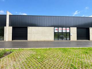 Strategisch gelegen KMO-unit met een oppervlakte van 365 m² te huur met uitstekende <strong>visibiliteit </strong>langs de Mechelsesteenweg. De site is vlot bereikbaar met een directe aansluiting op de <strong>N41</strong>. Via deze weg bereikt u in enkele minuten de E17 (op- en afrit Lokeren), wat zorgt voor een uitstekende verbinding richting Gent en Antwerpen.<br /><br />De beschikbare ruimte omvat een magazijn van 305 m², waarvan 60 m² mezzanine ideaal voor extra opslagruimte of als kantoor. Daarnaast heeft het magazijn een vrije hoogte van 6 meter en is toegankelijk via een sectionale poort en een afzonderlijke toegangsdeur. De KMO-unit is voorzien van een lichtrijke kantoorruimte van 60 m², een kitchenette en sanitair voorziening. Tevens zijn er <strong>4 privatieve parkeerplaatsen</strong> aanwezig. <strong>Onmiddellijk beschikbaar</strong>!<br /><br />Heeft u interesse of wenst u graag meer details over dit aanbod? Neem contact op met Gill voor bijkomende (technische) inlichtingen, plannen of een vrijblijvend plaatsbezoek via <strong>0477 06 30 30.</strong>