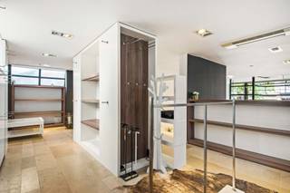 <h1><span>Opbrengsteigendom met handelszaak en 3 ruime appartementen</span></h1><p><span>Deze veelzijdige opbrengsteigendom is uitstekend gelegen in het commerciële hart van Mortsel, midden tussen winkels, horecazaken en tal van toffe winkels in de directe omgeving en andere nutige voorzieningen. Dankzij de centrale ligging en de vlotte bereikbaarheid met openbaar vervoer geniet dit pand van een sterke commerciële en residentiële aantrekkingskracht.<br /><br /></span><span>Indeling:<br /></span><span>Het gebouw bestaat uit een ruim handelsgelijkvloers met achteraan een tuin en daarboven drie ruime appartementen. Deze combinatie van een commerciële ruimte en meerdere woonentiteiten maakt dit pand bijzonder interessant voor investeerders die op zoek zijn naar een stabiele opbrengst en bijkomend meerwaardepotentieel. <br /><br /></span><span>Handelsgelijkvloers (301 m² cfr EPC) : </span></p><p><span>Het handelsgelijkvloers wordt momenteel gebruikt als winkelruimte met opslagmogelijkheden. Door de ruime oppervlakte en flexibele indeling leent deze ruimte zich voor diverse doeleinden zoals detailhandel, kantoorruimte, praktijkruimte of een vrij beroep. <br />Er is een berging met toilet voorzien. Op e beneden verdieping is er nog een bergruimte waar een kitchenette aanwezig is. Deze kan dienst doen als kleine keuken.</span></p><p><span><br /></span><span>Appartementen (verdieping 1, 2 en 3) (99, 97 en 94 m² cfr EPC)</span></p><p><span>De appartementen beschikken elk over een zeer lichte woonkamer, een aparte keuken, twee volwaardige slaapkamers, een badkamer met douche en een ruim terras. Het appartement op de eerste verdieping is momenteel verhuurd aan stabiele huurders. De appartementen op de tweede en derde verdieping staan leeg en bieden een uitstekende opportuniteit om een aantrekkelijk huurrendement te realiseren. <br /><br /></span><span>Grootste troeven:</span><span><br />-Centrale locatie in bruisende buurt<br />-Pand met veel mogelijkheden en potentieel!<br />-Aparte meters nutsvoorzieningen<br />-Elke unit heeft zijn eigen CV-ketel </span></p><p><span>- Gunstige EPC's<br /><br /></span><span>Deze eigendom combineert een uitstekende ligging met een sterke mix van commerciële en residentiële mogelijkheden en vormt daardoor een unieke investeringskans in het centrum van Mortsel. </span></p>