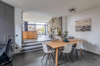 Deze prachtige halfopen bebouwing op een uitstekende locatie in Temse werd recent volledig gerenoveerd en combineert ruimte, comfort...