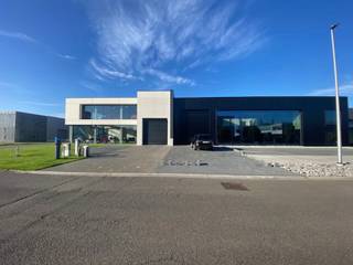 Een unieke kans voor ondernemers, investeerders en visionaire projecten!<br /><br />Dit nieuw industrieel complex in moderne architectuur wordt aangeboden in casco (ruwbouw) staat, waardoor u maximale vrijheid geniet om de ruimtes volledig naar eigen wens in te richten.<br /><br />Belangrijkste troeven<br />Moderne en tijdloze architectuur<br />Hoogwaardige nieuwbouwconstructie<br />Casco oplevering voor maximale flexibiliteit<br />Geschikt voor opslag, productie, atelier, logistiek, showroom of kantooractiviteiten<br />Uitstekende bereikbaarheid en zichtlocatie<br />Ruime parkeermogelijkheden - 10 plaatsen - en functionele indeling<br /><br />Extra troef: multifunctionele eerste verdieping<br />De eerste verdieping biedt uitzonderlijke mogelijkheden en kan perfect ingericht worden als:<br /><br />Luxe showroom<br />Kantoren of coworkingruimte<br />Event- en seminarieruimte<br />Fitness- of wellnessconcept<br />Creatieve studio<br />Exclusieve loftwoning (onder voorbehoud van de nodige vergunningen)<br />Combinatie wonen en werken<br /><br />Afwerking op maat mogelijk<br />Wenst u een volledig afgewerkt project? Tegen meerprijs van (585.000 euro) kan het gebouw worden afgewerkt volgens uw wensen en activiteiten, van technische installaties en kantoren tot een complete turn-key oplevering. Deze is géén vereiste. Je kan het gebouw ook zelf afwerken.<br /><br />Een investering met toekomst<br />Dankzij de veelzijdige invulling, moderne uitstraling en uitbreidingsmogelijkheden vormt dit complex een uitzonderlijke opportuniteit voor wie ruimte zoekt om te ondernemen, te investeren of een uniek concept te realiseren. <br /><br />Uw bedrijfsruimte, showroom, eventlocatie of droomproject op een toplocatie nabij de E19!<br /><br />Bel vrijblijvend naar +32 477 30 85 59 of mail naar laila@immodor.be voor meer informatie, plannen of een bezoek ter plaatse.<br />Bouwen aan uw toekomst begint hier!